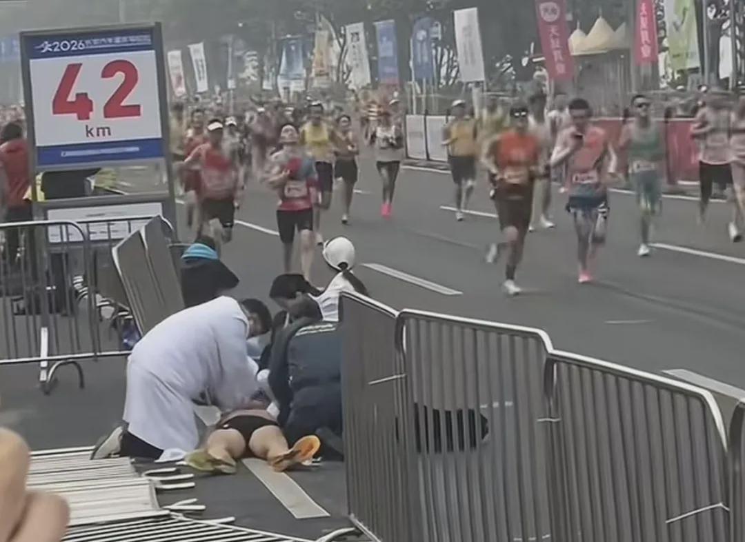 一马拉松选手，倒在42公里处，抢救无效去世