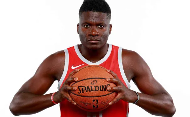 世界杯对阵名单-卡佩拉全场11投9中，三分2中1砍23分13篮板1助攻1抢断3封盖